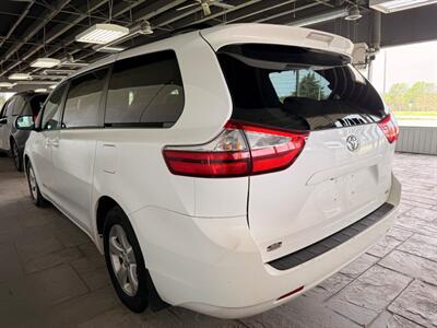 2017 Toyota Sienna LE 7-Passenger Auto   - Photo 6 - Newark, IL 60541