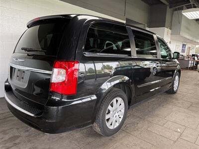 2016 Chrysler Town & Country Touring   - Photo 4 - Newark, IL 60541