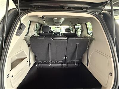 2016 Chrysler Town & Country Touring   - Photo 10 - Newark, IL 60541