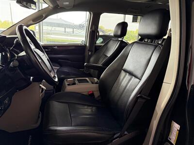 2016 Chrysler Town & Country Touring   - Photo 11 - Newark, IL 60541