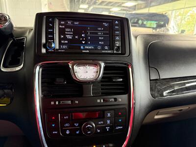 2016 Chrysler Town & Country Touring   - Photo 13 - Newark, IL 60541