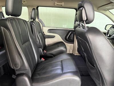 2016 Chrysler Town & Country Touring   - Photo 8 - Newark, IL 60541