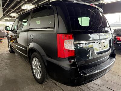 2016 Chrysler Town & Country Touring   - Photo 5 - Newark, IL 60541