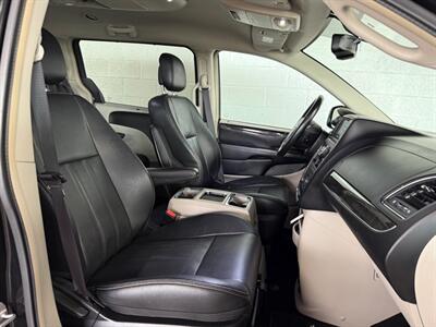 2016 Chrysler Town & Country Touring   - Photo 7 - Newark, IL 60541