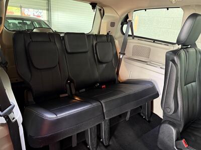 2016 Chrysler Town & Country Touring   - Photo 9 - Newark, IL 60541