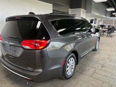 2018 Chrysler Pacifica Touring L   - Photo 3 - Newark, IL 60541