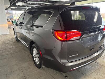 2018 Chrysler Pacifica Touring L   - Photo 4 - Newark, IL 60541