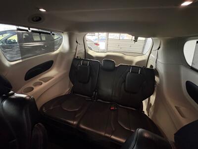 2018 Chrysler Pacifica Touring L   - Photo 8 - Newark, IL 60541