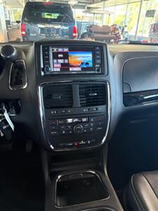 2017 Dodge Grand Caravan SXT   - Photo 6 - Newark, IL 60541