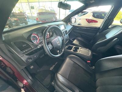 2017 Dodge Grand Caravan SXT   - Photo 5 - Newark, IL 60541