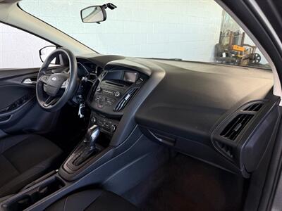 2015 Ford Focus SE   - Photo 8 - Newark, IL 60541