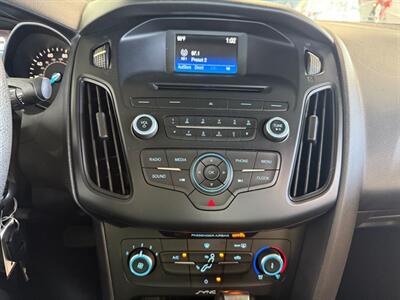 2015 Ford Focus SE   - Photo 11 - Newark, IL 60541