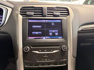 2013 Ford Fusion Hybrid SE   - Photo 10 - Newark, IL 60541