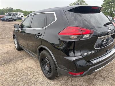 2017 Nissan Rogue SL - Photo 2 - Newark, IL 60541