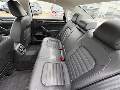 2017 Volkswagen Passat 1.8T SEL Premium - Photo 7 - Newark, IL 60541