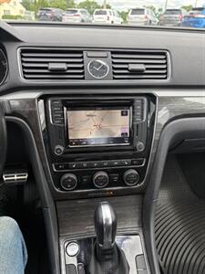 2017 Volkswagen Passat 1.8T SEL Premium - Photo 8 - Newark, IL 60541
