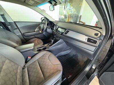 2017 Kia Niro FE   - Photo 5 - Newark, IL 60541