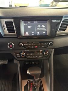 2017 Kia Niro FE   - Photo 8 - Newark, IL 60541