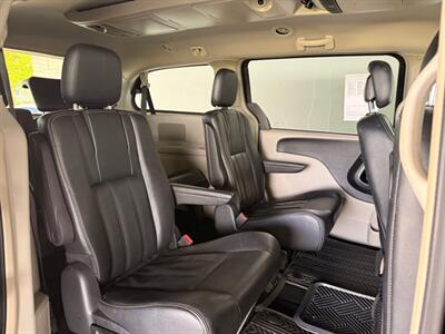 2016 Chrysler Town & Country Touring   - Photo 9 - Newark, IL 60541