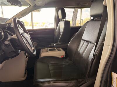 2016 Chrysler Town & Country Touring   - Photo 12 - Newark, IL 60541
