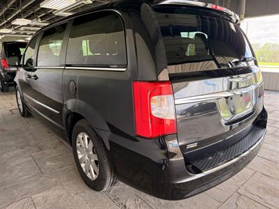 2016 Chrysler Town & Country Touring   - Photo 4 - Newark, IL 60541
