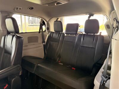 2016 Chrysler Town & Country Touring   - Photo 10 - Newark, IL 60541
