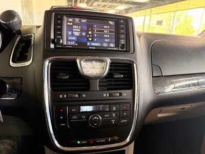 2016 Chrysler Town & Country Touring   - Photo 13 - Newark, IL 60541