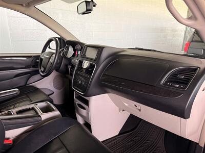 2016 Chrysler Town & Country Touring   - Photo 7 - Newark, IL 60541