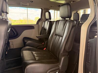 2016 Chrysler Town & Country Touring   - Photo 11 - Newark, IL 60541