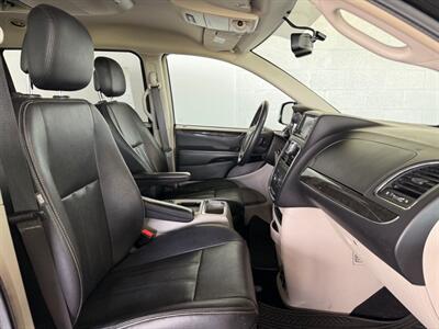 2016 Chrysler Town & Country Touring   - Photo 8 - Newark, IL 60541