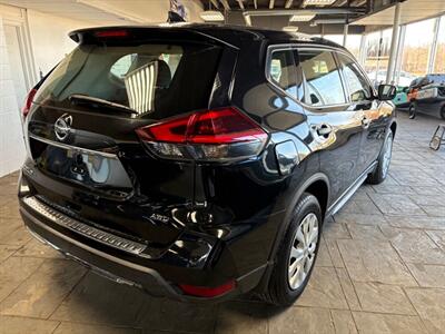 2019 Nissan Rogue SV   - Photo 2 - Newark, IL 60541