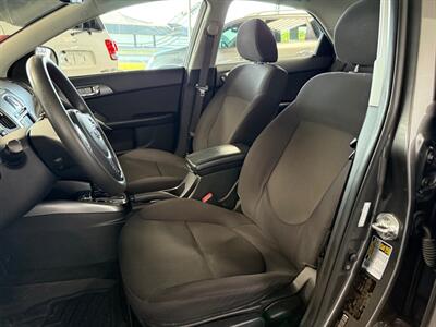 2013 Kia Forte EX   - Photo 8 - Newark, IL 60541