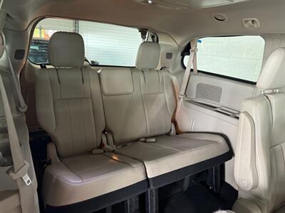 2012 Chrysler Town & Country Touring   - Photo 10 - Newark, IL 60541