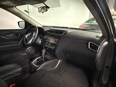 2015 Nissan Rogue SV - Photo 5 - Newark, IL 60541