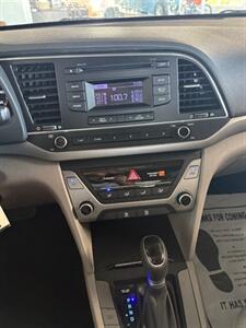 2017 Hyundai ELANTRA SE   - Photo 8 - Newark, IL 60541