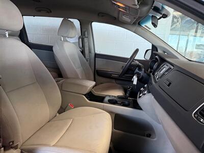 2015 Kia Sedona LX - Photo 7 - Newark, IL 60541