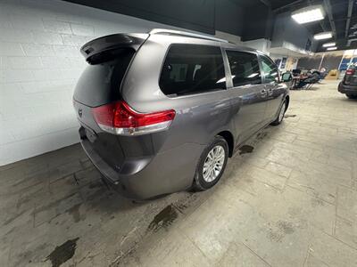 2014 Toyota Sienna XLE 7-Passenger Auto   - Photo 2 - Newark, IL 60541