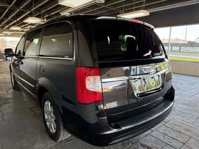 2014 Chrysler Town & Country Touring   - Photo 4 - Newark, IL 60541