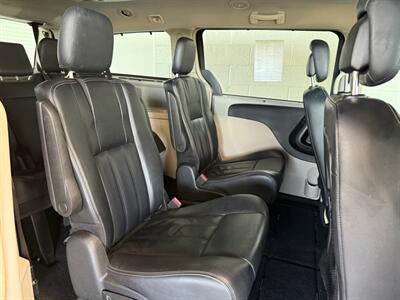 2014 Chrysler Town & Country Touring   - Photo 12 - Newark, IL 60541