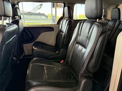 2014 Chrysler Town & Country Touring   - Photo 13 - Newark, IL 60541