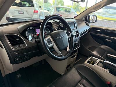 2014 Chrysler Town & Country Touring   - Photo 8 - Newark, IL 60541