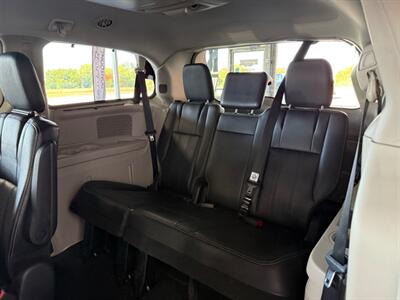 2014 Chrysler Town & Country Touring   - Photo 14 - Newark, IL 60541