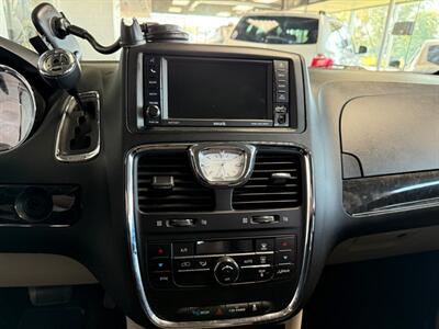 2014 Chrysler Town & Country Touring   - Photo 16 - Newark, IL 60541