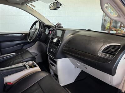 2014 Chrysler Town & Country Touring   - Photo 10 - Newark, IL 60541