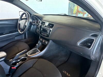 2011 Chrysler 200 LX   - Photo 6 - Newark, IL 60541