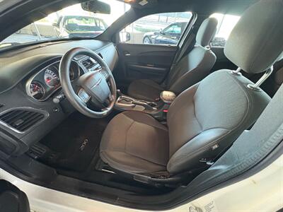 2011 Chrysler 200 LX   - Photo 8 - Newark, IL 60541