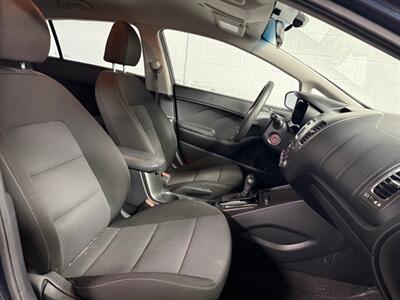 2017 Kia Forte5 LX - Photo 10 - Newark, IL 60541