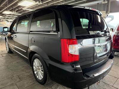 2012 Chrysler Town & Country Limited   - Photo 4 - Newark, IL 60541