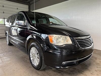 2012 Chrysler Town & Country Limited   - Photo 1 - Newark, IL 60541