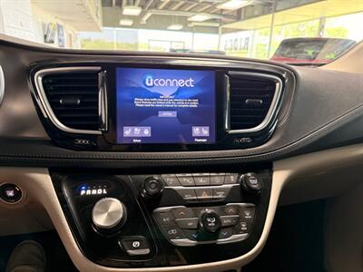 2018 Chrysler Pacifica Limited - Photo 12 - Newark, IL 60541